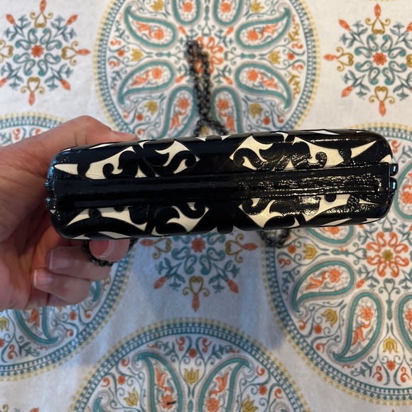 MARY NORTON LADIES BLACK WHITE FLOWERS HARD SHELL CHAIN CLUTCH/HAND BAG-VINTAGE! - Picture 8 of 9